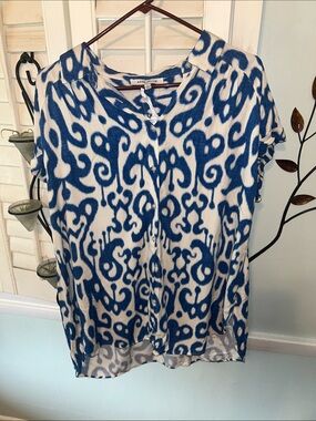 Rose & Olive Blue and White Button-Front Patterned Blouse